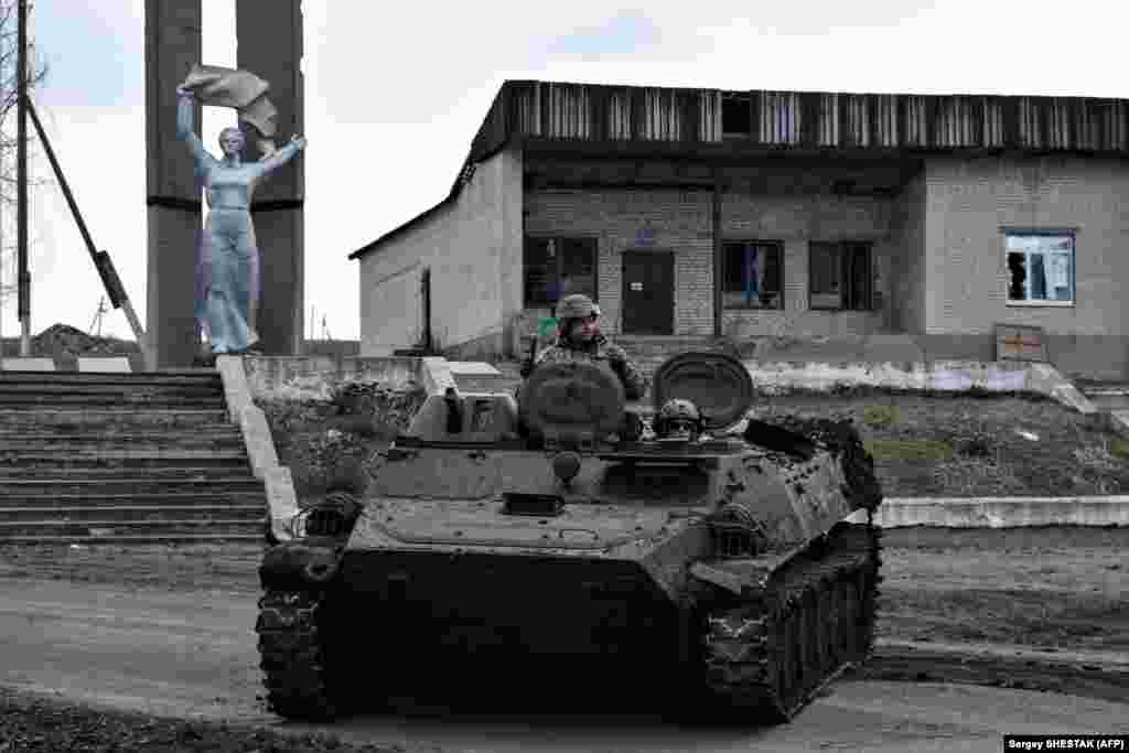 Украинские военные на бронированной машине движутся к линии фронта, 11 марта. Российские регулярные войска и члены печально известной ЧВК &laquo;Вагнер&raquo; контролируют большую часть восточной части Бахмута и его окраины на севере и юге. Взять в окружение украинские войска им не удалось