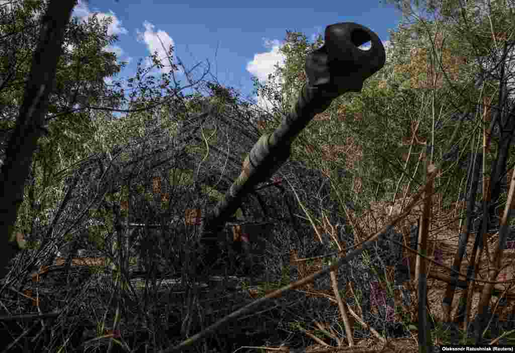 A modified U.S.-made M109 self-propelled howitzer that has been concealed in a forest is readied by a Ukrainian crew on September 22.