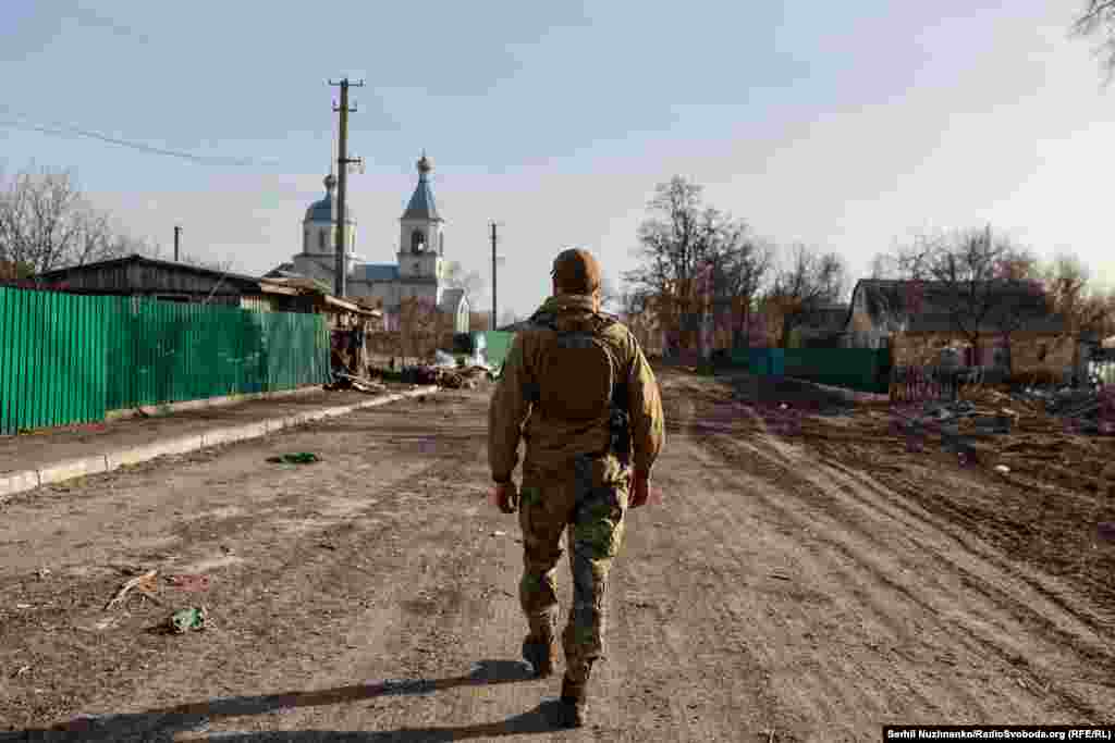 Imaginea 1: Un soldat ucrainean care a luptat pentru a recuceri Lukianivka și satul din apropiere, Rudnițki, se plimbă pe ulițele celui din urmă - martie 2022. Imaginea 2: Aceeași locație, văzută în martie 2024.