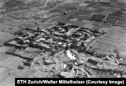 Un sat persan împrejmuit de ziduri, fotografiat din avionul lui Mittelholzer.