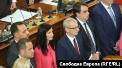Новото правителство на България се закле в парламента във вторник. В средата вицепремиерът Мария Габриел, министър-председателят Николай Денков и министърът на финансите Асен Василев.