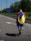 38 жастағы соғыс ардагері Александр Швецов Житомирден шығып, Киевті бетке алып келе жатыр. 18 мамыр, 2023 жыл.<br />
<br />
Жолда ол әріптесі Сергей Храпкомен кездеседі. Бір-біріне қарсы бағытта сапарға шыққан екеуі жалпы қашықтығы 120 шақырым жер жүрді. Бес күнде 165 мың қадам жасады.