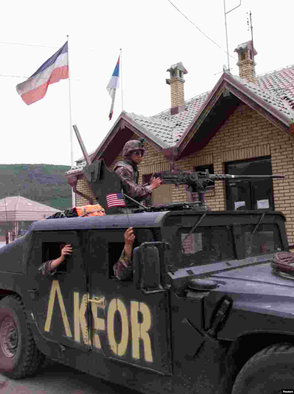 Pripadnici američke vazdušno-desantne divizije stižu u Han i Elezit 12. juna 1999. godine na tadašnji jugoslovenski granični prelaz. Sada je to granični prelaz sa Severnom Makedonijom.