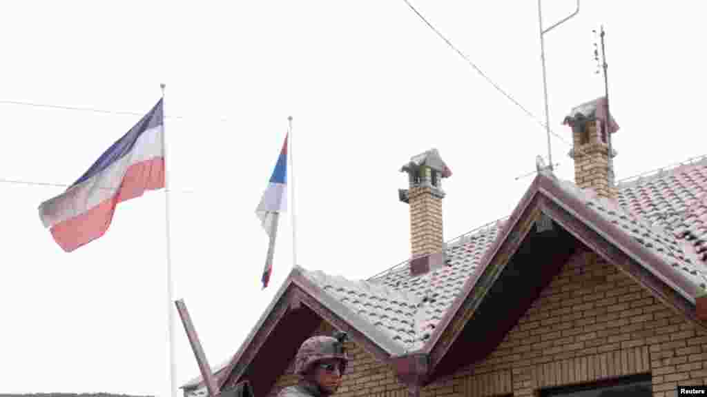 Pripadnici američke vazdušno-desantne divizije stižu u Han i Elezit 12. juna 1999. godine na tadašnji jugoslovenski granični prelaz. Sada je to granični prelaz sa Severnom Makedonijom.