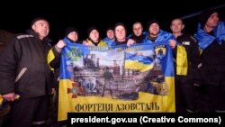 Під час обміну полоненими, що відбувся між Україною і Росією 8 лютого 2024 року, було звільнено 100 українців, більшість із них – оборонці Маріуполя 