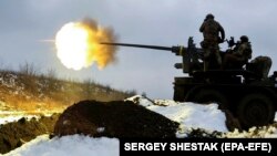 Украинские военные ведут огонь из зенитной установке по позициям армии РФ вблизи Бахмута Донецкой области, 4 февраля 2023 года