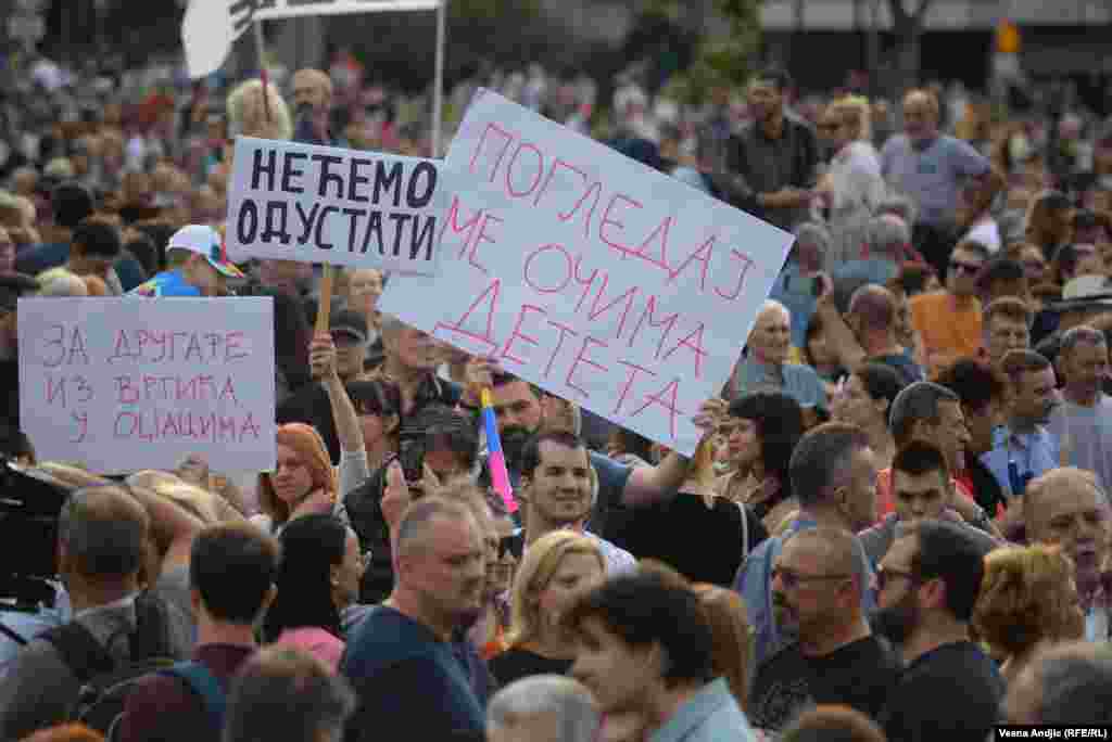 Više hiljada ljudi okupilo se prethodno na platou ispred Narodne skupštine Srbije (17. jun 2023)