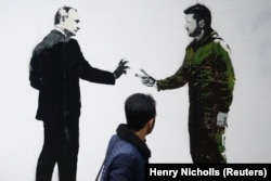 دیوارنگاره‌ای در لندن که پوتین را در مقابل ولودیمیر زلنسکی، رئیس‌جمهور اوکراین به تصویر کشیده است