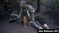 Військовий бригади «Азов» готує боєприпаси до гаубиці Melara Mod 56 на Донеччині, квітень 2024 року