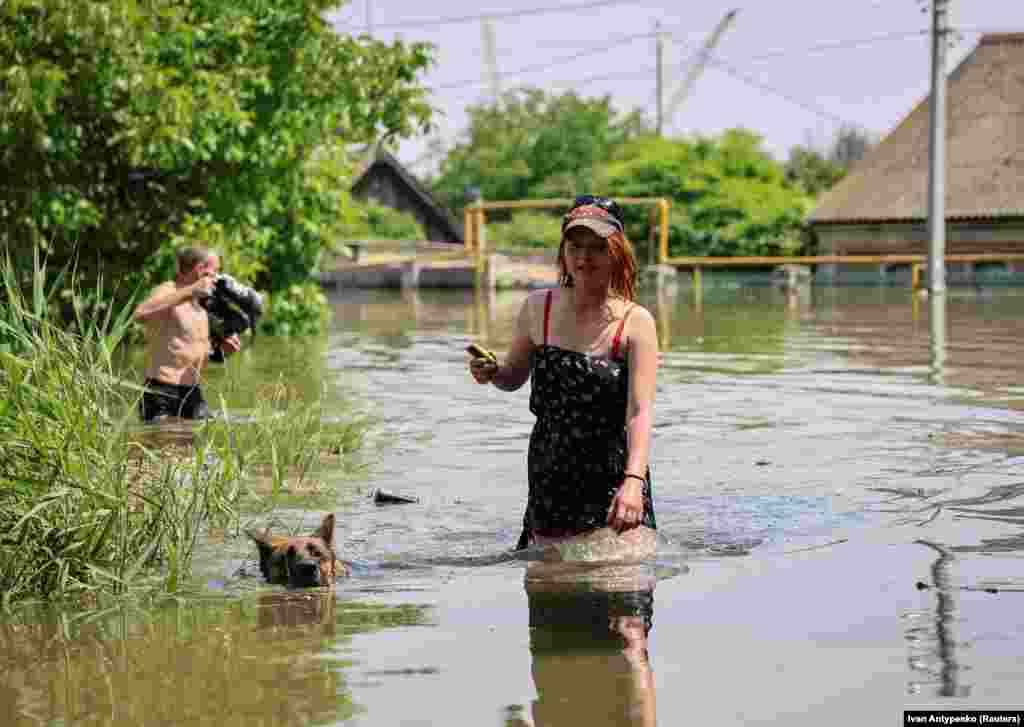 Спасатели продолжают работу по спасению тысяч людей и их животных, оказавшихся в ловушке в результате катастрофического наводнения