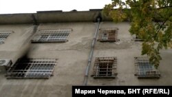Вляво се вижда прозорецът на изгорялата "мека стая" в психиатрията в Ловеч, в която на 2 октомври е починал вързаният и заключен 25-годишен пациент.