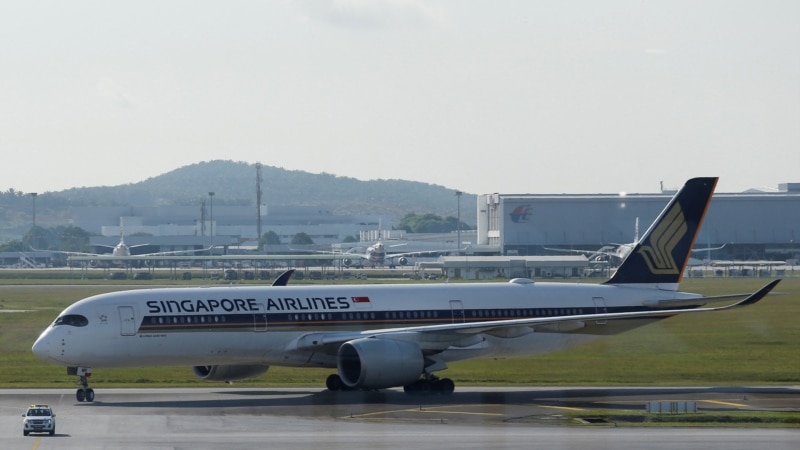Еден загинат откако авион на „Сингапур ерлајнс“ принудно слетал во Банкок