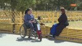 «Хватают и грузят». Как в Астане задержали женщину в инвалидной коляске и её собаку
