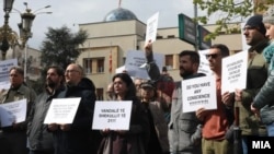 Predstavnici Makedonskog arheološkog društva i IKOMOS-a Makedonija na protestu ispred Skupštine, 4. april 2023.