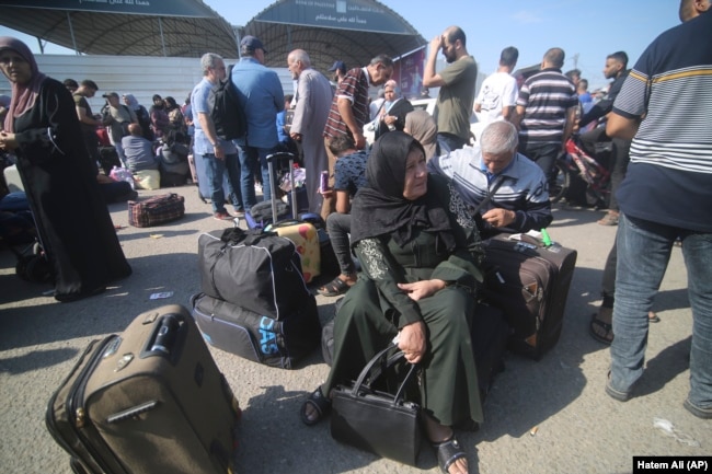 Palestinci čekaju da prijeđu na egipatsku stranu na granici s Rafom, Pojas Gaze, ponedjeljak, 16. oktobra 2023.