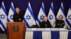 Izraleski premijer Benjamin Netanjhau na konferenciji za novinare. Pored sede ministar odbrane Joav Galant i ministar Beni Ganc, Tel Aviv, 28. oktobar 2023.