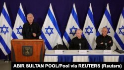 Izraleski premijer Benjamin Netanjhau na konferenciji za novinare. Pored sede ministar odbrane Joav Galant i ministar Beni Ganc, Tel Aviv, 28. oktobar 2023.