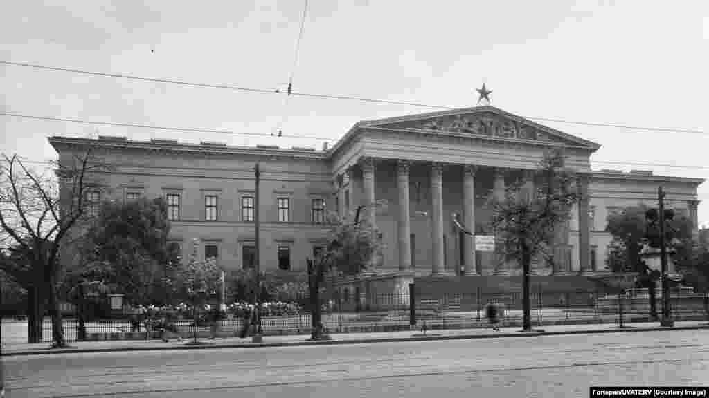 Mađarski nacionalni muzej u centru Budimpešte, fotografisan 1953. &nbsp;