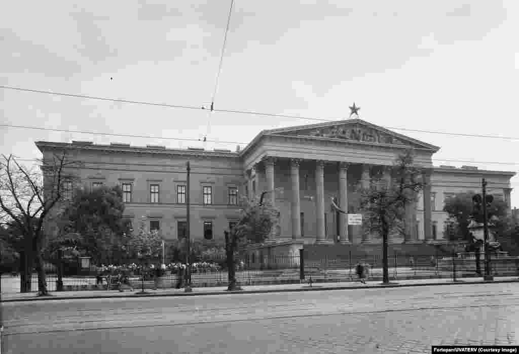 Muzeul Național Maghiar din centrul Budapestei, fotografiat în 1953.