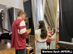 Репетиції відбуваються в актовій залі школи, де навчає українська вчителька