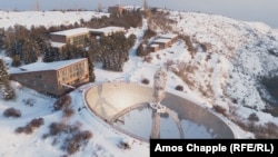 Радиооптичният телескоп Оргов, известен още като ROT54 или огледалния радиотелескоп Херуни, на 13 февруари. Контролната зала се вижда непосредствено до чинията.