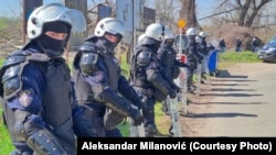 U ranim jutarnjim časovima 24. marta došlo je do sukoba policije i aktivista