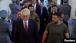 ჩეხეთისა და უკრაინის პრეზიდენტები: პეტერ პაველი (მარცხნივ) და ვოლოდიმირ ზელენსკი