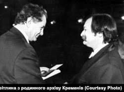 Володимир Яворівський вручає Шевченківську премію Дмитрові Креміню у 1999 році