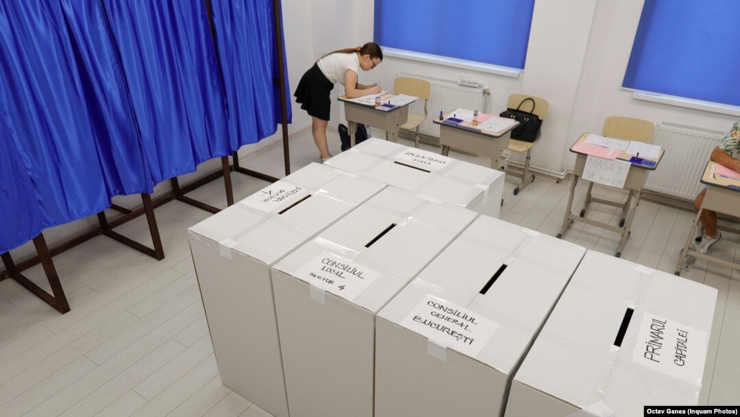 În România, pe 9 iunie 2024 au fost alegeri locale și europarlamentare. Secție de vot din București.