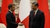 Președintele francez Emmanuel Macron îl salută pe omologul său chinez Xi Jinping, în timpul unei conferințe de presă comune la Beijing, 6 aprilie 2023.