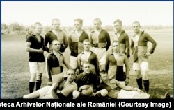 Perioada interbelică este momentul exploziei în fotbalul românesc: Diferite bresle sau organizații se implicau în acest sport. În imagine, echipa de fotbal a Regimentului 19 Romanaţi condusă de sublocotenentul Câmpeanu.