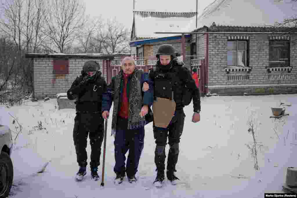 Многие горожане выехали. Остались в основном пожилые люди или ухаживающие за больными родственниками&nbsp;