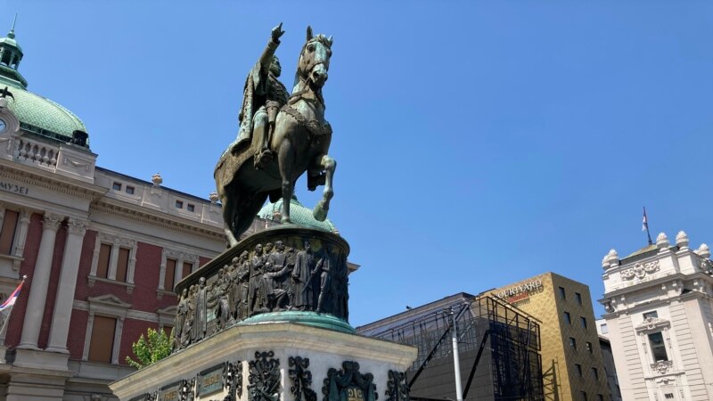 Kukasti krst na spomeniku knezu Mihailu u Beogradu  