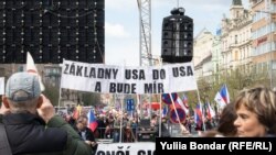 Деякі чехи вірять, що США продовжує війну, постачаючи зброю в Україну