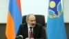Никол Пашинян на фоне флагов Армении и ОДКБ