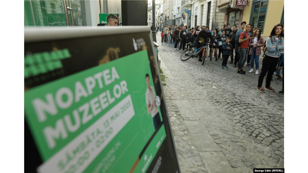 Cozi de vizitatori așteptând să intre la Muzeul fotbalului, în cadrul Nopții muzeelor 2023.