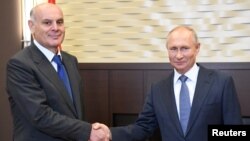 Раніше фактичний очільник Абхазії Аслана Бжанія (на фото ліворуч) заявив, що нібито підписав угоду з Володимиром Путіним про розміщення бази ВМФ Росії в регіоні