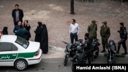 Паліцыя нораваў у Іране арыштоўвае жанчыну за ненашэньне хіджабу, архіўнае фота