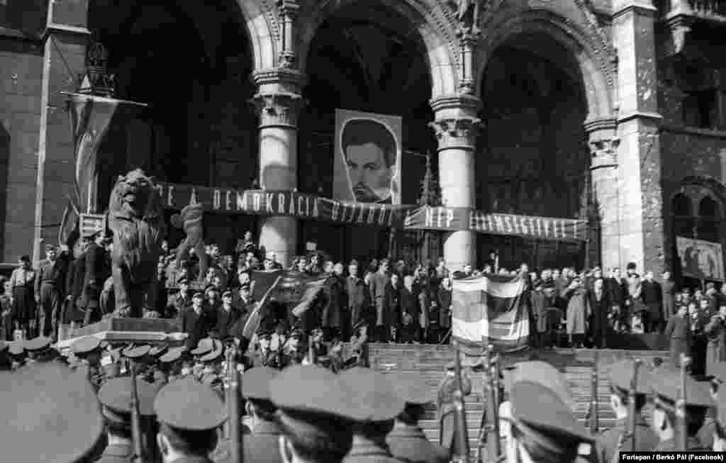 1947. március 15., ünnep a Parlamentnél. A háború után pár évig még engedték megünnepelni március 15-ét