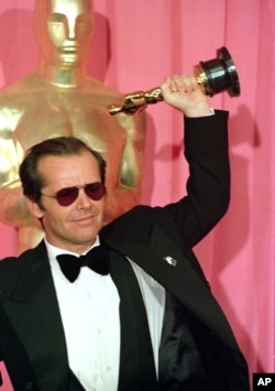Никълсън държи статуетката "Оскар", която получава за най-добър актьор за ролята си в "Полет над кукувиче гнездо", 29 март 1976 г.