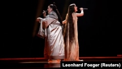 Dyshja ukrainase, Alyona Alyona dhe Jerry Heil, duke kënduar këngën Teresa & Maria në gjysmëfinalen e edicionit të 68-të të Eurovision-it. Malmo, 7 maj 2024. 