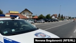 Полицијата го затвори патот кон Липнички Сор во Лозница, западна Србија, по пукањето во кое еден полицаец е мртов, а еден ранет, 18 јули 2024 година