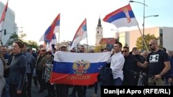 Sem zastava Srbije, na protestu su mogle da se vide i ruske zastave; stranke koje organizuju proteste, održavaju bliske veze sa Rusijom