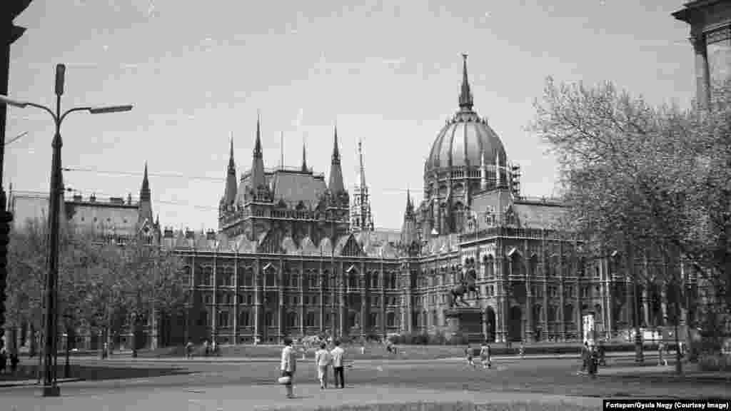 Ovako je izgledala zgrada mađarskog parlamenta 1960. Budimpeštanska ikona je obnovljena nakon razaranja tokom Drugog svetskog rata i na vrhu je bila crvena zvezda od jedne I po tone koja najavljuje komunističku vladavinu u zemlji. &nbsp;