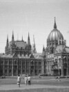 Ovako je izgledala zgrada mađarskog parlamenta 1960. Budimpeštanska ikona je obnovljena nakon razaranja tokom Drugog svetskog rata i na vrhu je bila crvena zvezda od jedne I po tone koja najavljuje komunističku vladavinu u zemlji.<br />
&nbsp;