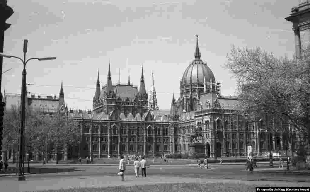 Iată cum arăta clădirea Parlamentului Ungariei în 1960. Imagine iconică a Budapestei, Parlamentul a fost reconstruit după ce fusese devastat în Al Doilea Război Mondial. I s-a pus pe dom o stea roșie de o tonă și jumătate, semn al regimului comunist din țară.
