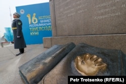 Тәуелсіздік монументі маңында тұрған құрметті қарауыл өкілі. Алматы, 16 желтоқсан 2023 жыл.