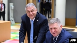 Viktor Orban (stânga) pozează cu Robert Fico la un summit al Consiliului European, la Bruxelles, pe 22 martie 2024.