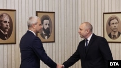Президент Болгарии Румен Радев (справа) и лидер пророссийской партии "Возрождение" Костадин Костадинов