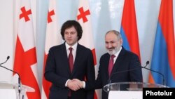 ირაკლი ღარიბაშვილმა (მარცხნივ) და ნიკოლ ფაშინიანმა ერთობლივი ბრიფინგი გამართეს.